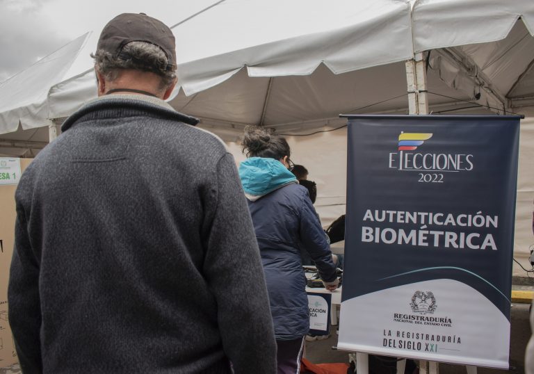 Ciudadanos colombianos, realizan fila para registro biométrico en el centro de votacion Centro Comercial Ciudad Tintal en la localidad de Kennedy, Bogotá.