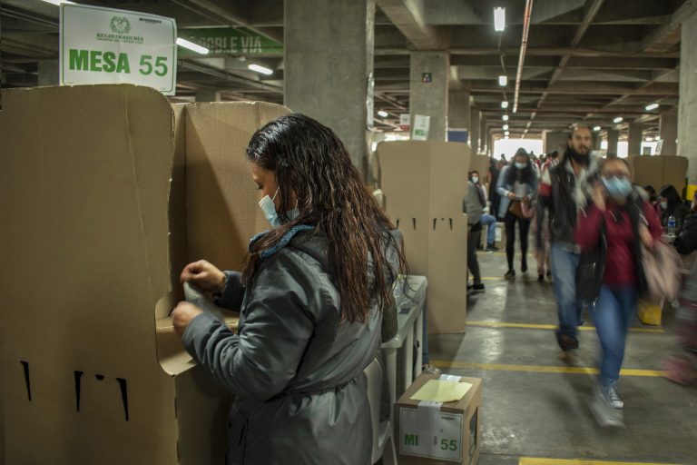 Votante colombiana  ejerce su voto en el Centro Comercial Tintal Plaza en la localidad de Kennedy, Bogotá.
