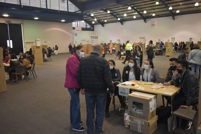 Votantes se informan en una de las mesas antes de ejercer su derecho en Corferias.