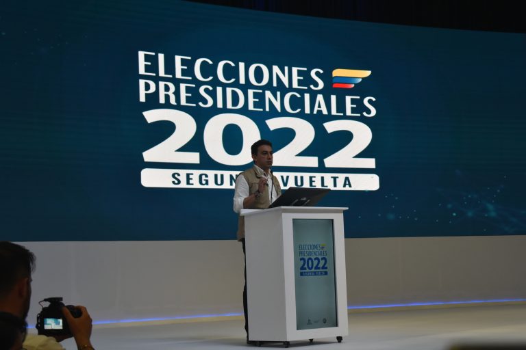 El registrador Alexander Vega brinda detalles al culminar la jornada electoral.