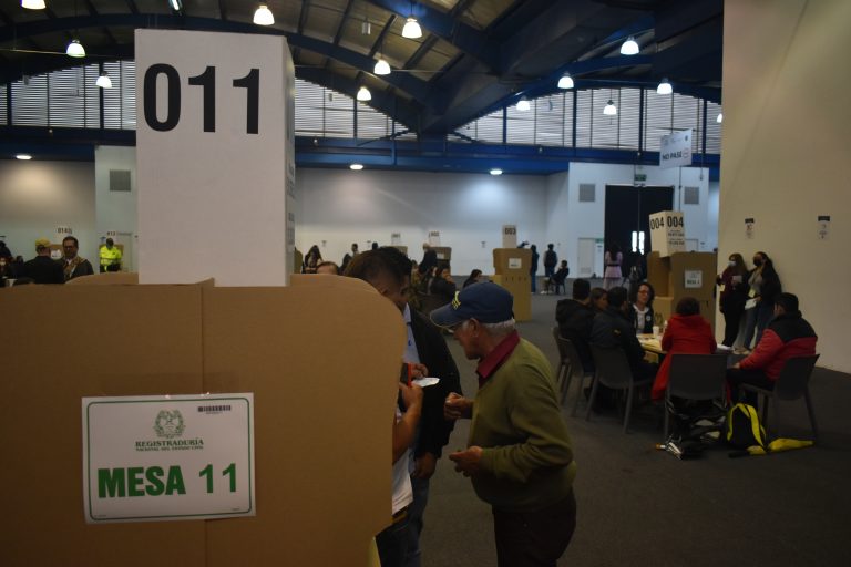 Votantes reciben información del personal de la Registraduría en Corferias.