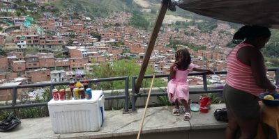 Una vendedora de bebidas y su hija en la Comuna 13 de Medellín, Colombia.